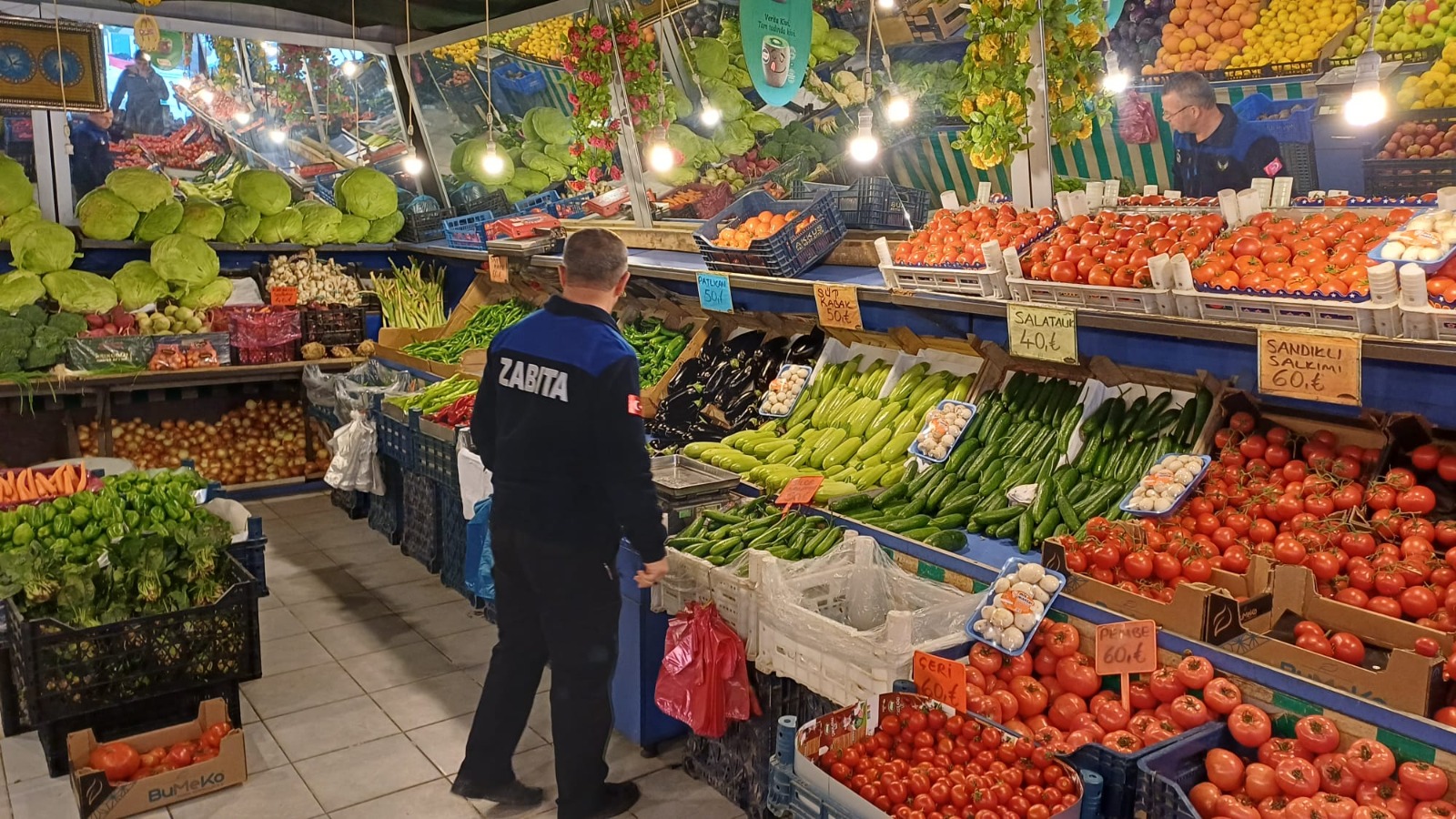 Şuhut’ta Manavlara Etiket Uyarısı: Zabıta Ekiplerinden Detaylı Denetim