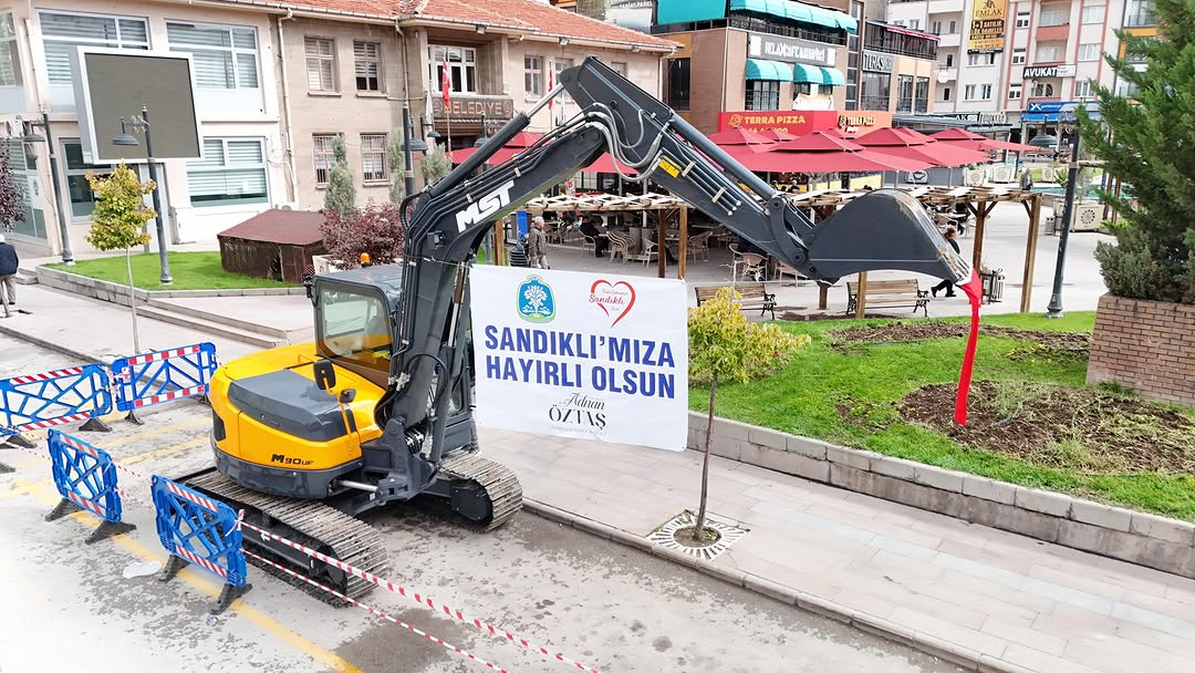 Sandıklı Belediyesi İş Makinası Filosunu Güçlendiriyor