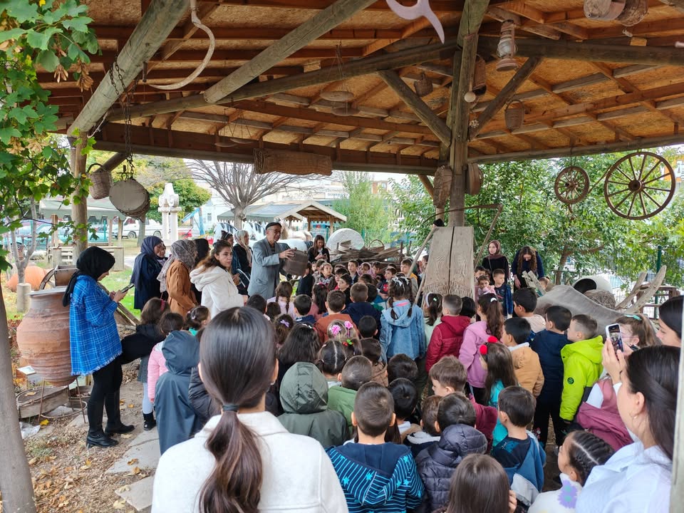 Sandıklı Esnaf ve Sanatkârlar Odası Sergi Salonuna Şehit Ahmet Yumak Anaokulu Öğrencilerini Ağırladı