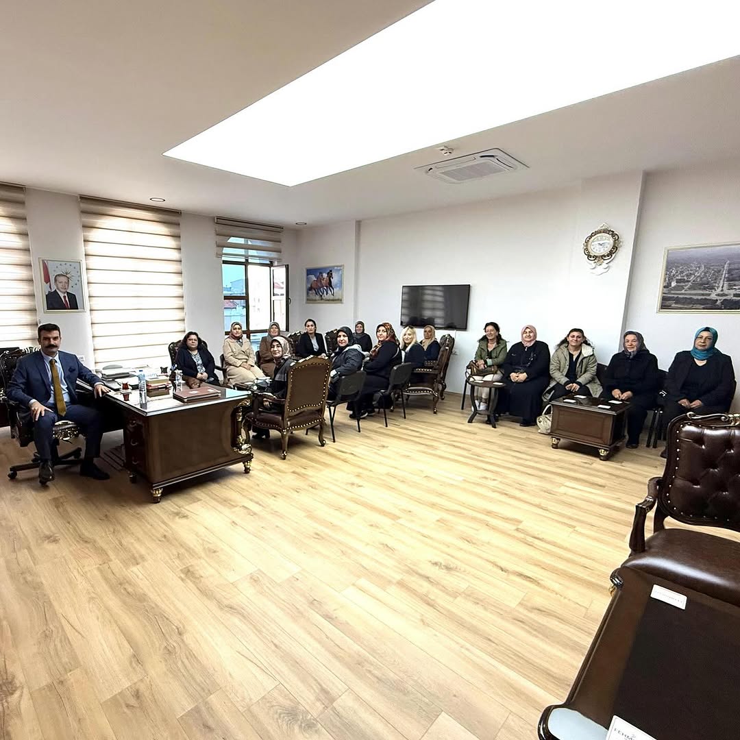 AK Parti Sandıklı Kadın Kolları Başkanı Sevim ULUSOY ve Yönetimi Kaymakam Selçuk YOSUNKAYA'yı Ziyaret Etti