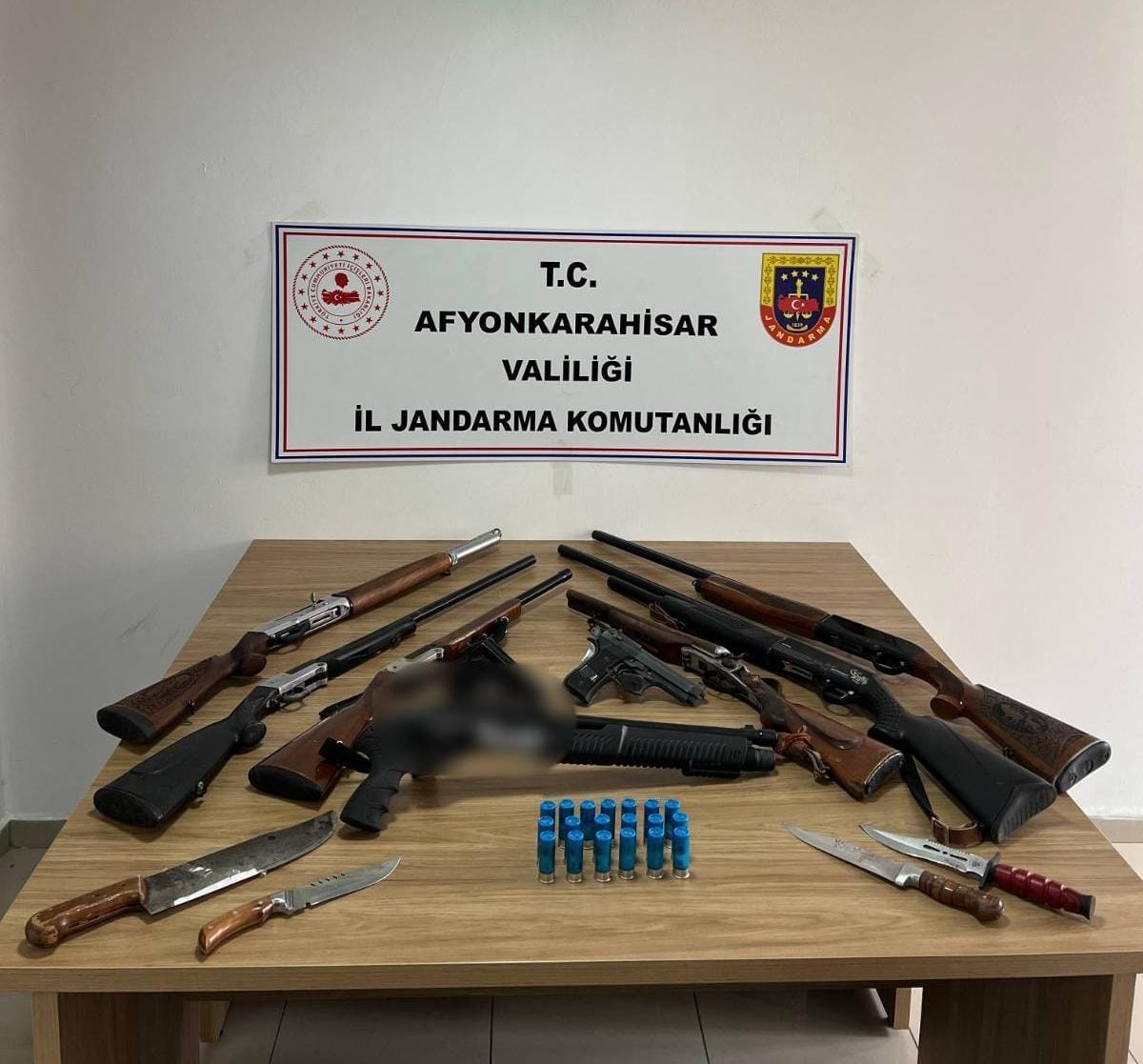 Afyonkarahisar da Jandarmadan Ruhsatsız Silah Operasyonu