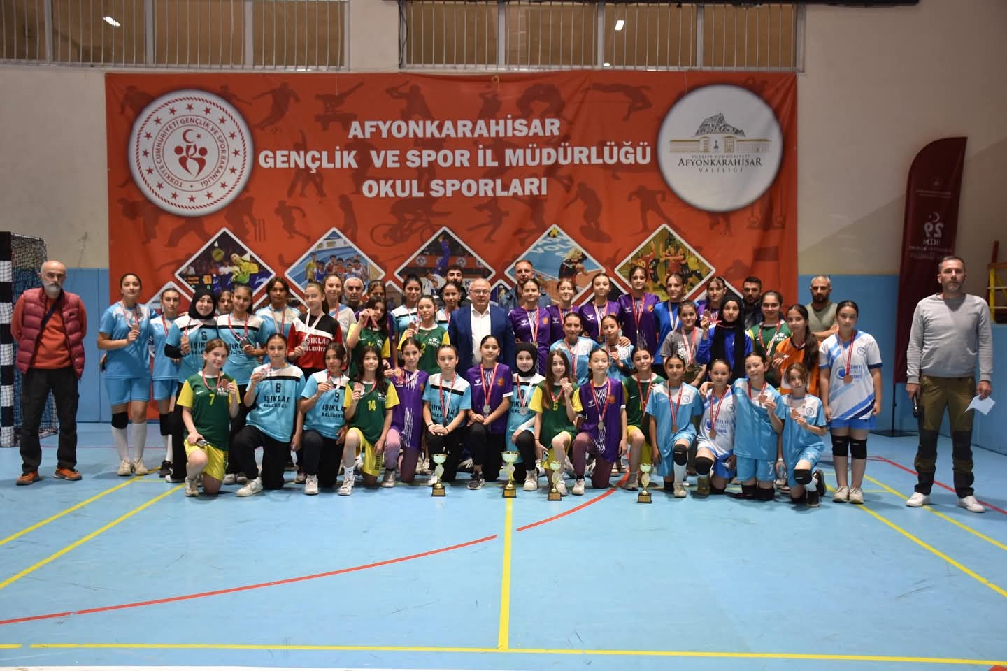 Hentbol Yıldız Kızlarda Şampiyon Işıklar Şeker Ortaokulu