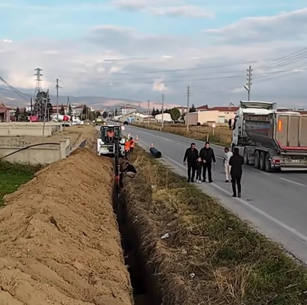 Bolvadin de 1750 Metrelik Yağmur Suyu Hattı Döşeniyor