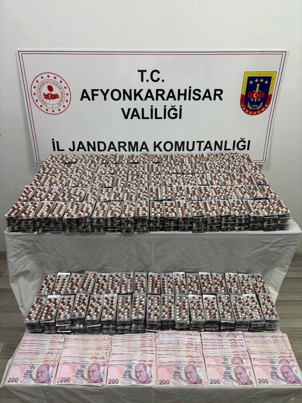 Afyonkarahisar’da Uyuşturucu Operasyonu: 15 Binin Üzerinde Sentetik Hap Ele Geçirildi