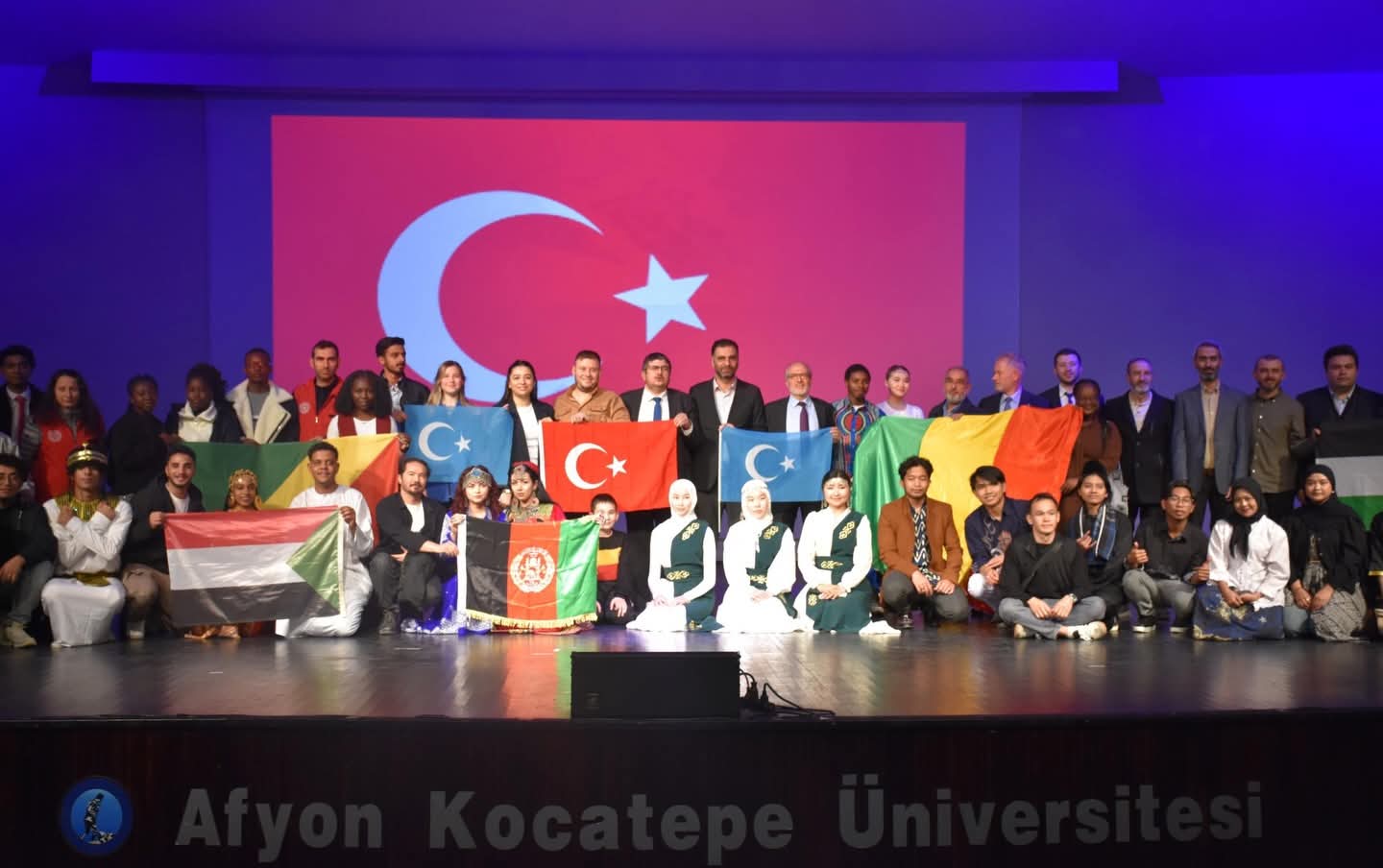 ULUSLARARASI KÜLTÜRLER AYNI ÇATI ALTINDA BULUŞTU