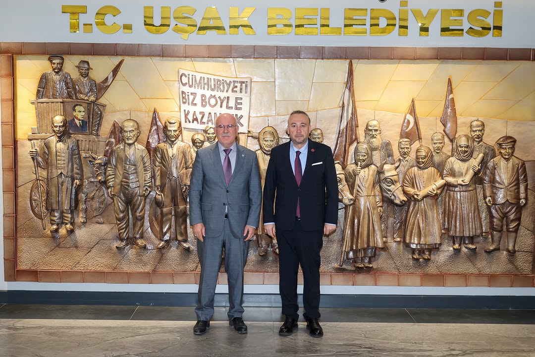 Uşak Belediyesi'nden Önemli Ziyaret: Belediye Başkanı Özkan Yalım, Uşak Üniversitesi Rektörü Ekrem Savaş'ı Makamında Ağırladı